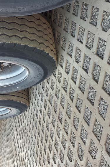 A loaded tire resting on a hanit ground grid without deforming the cell walls