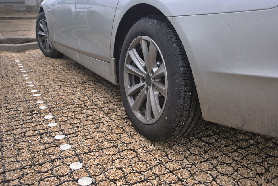Gravel-filled Hanpave driveway